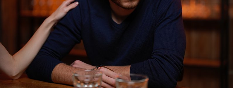 Мужчина сидит в баре
